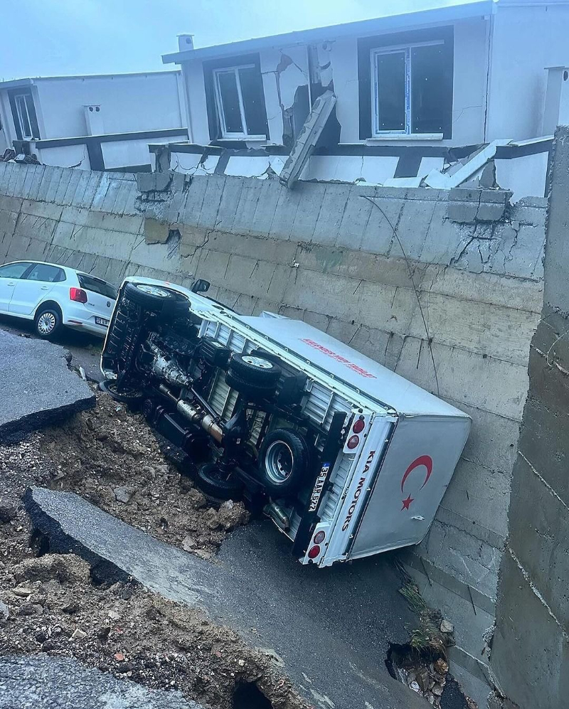 İzmir'de Kuvvetli Yağış Sonrası Yer Yarıldı Arabalar İçine Düştü